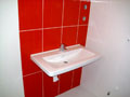 Rekonštrukcia kúpeľne – červená a biela 3